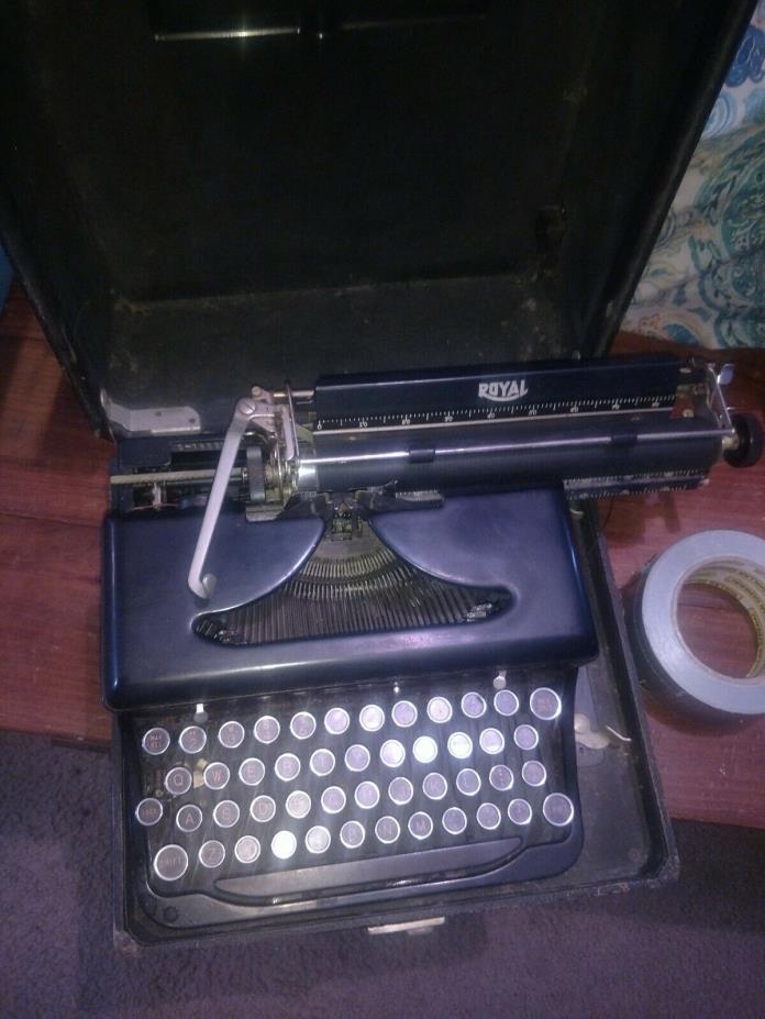 Early 1900's black Vintage Royal typewriter with case in working condition