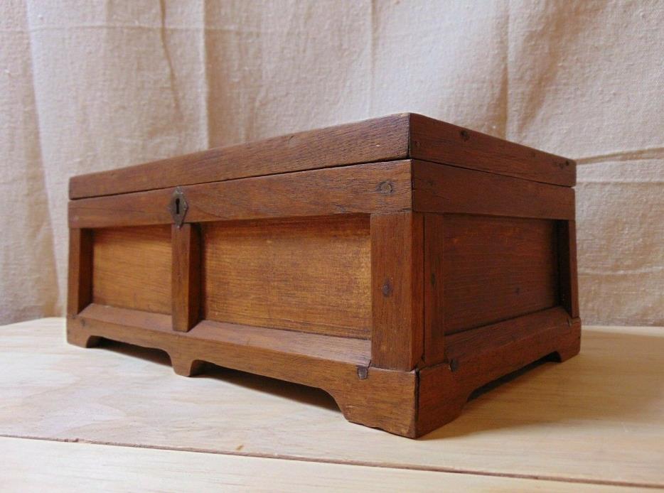 American Arts & Crafts Movement Box with Lid, Walnut, Oak and Pine, Circa 1900