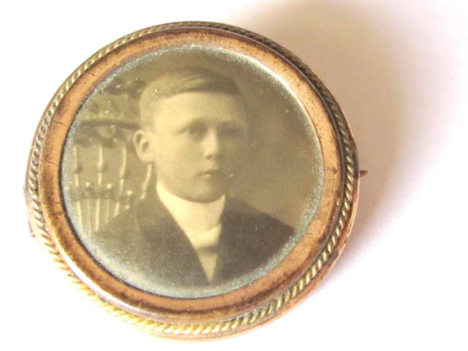 ANTIQUE FANCY  PHOTOGRAPH BROOCH PIN JEWELRY CHILD BOY ON CHAIR