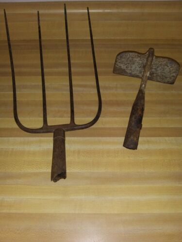 Old Vintage Primitive Farm Tool 4 Prong Pitch Fork Head and garden Farm Tool.