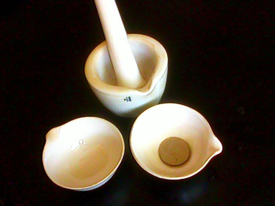 VINTAGE COORS MORTAR, PESTLE AND 2 PORCIALEIN CUPS..52003..PESTLE 4 1/2