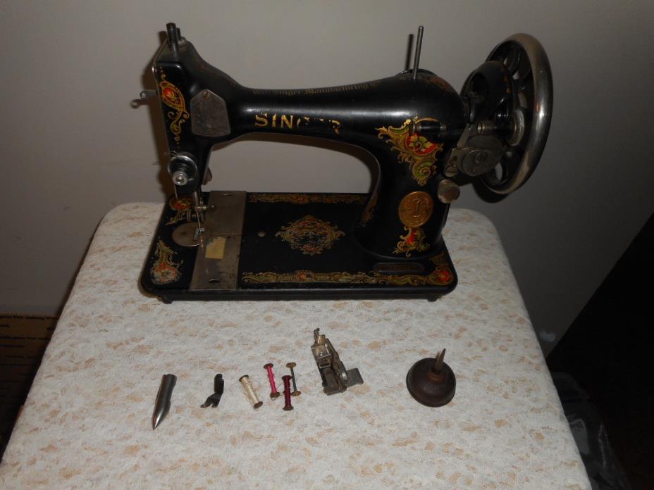 SINGER MODEL 127 SEWING MACHINE HEAD # G0153714 WITH SHUTTLE AND BOBBINS 1923