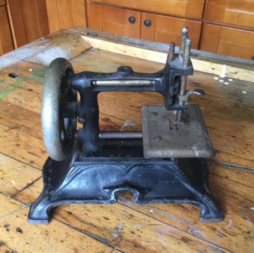 Antique 1900-1920 Cast Iron Toy Sewing Machine, Miniature