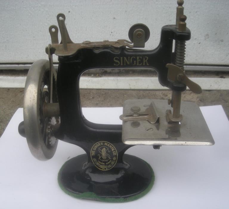 Antique Child's Toy 7 Spoke Singer Sewing Machine Model 20 READ FULL DESCRIPTION