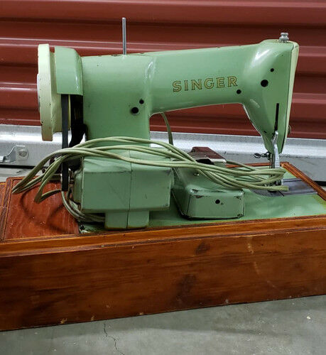 Vintage Singer Sewing Machine 185 K model RFJ8-8 With Case