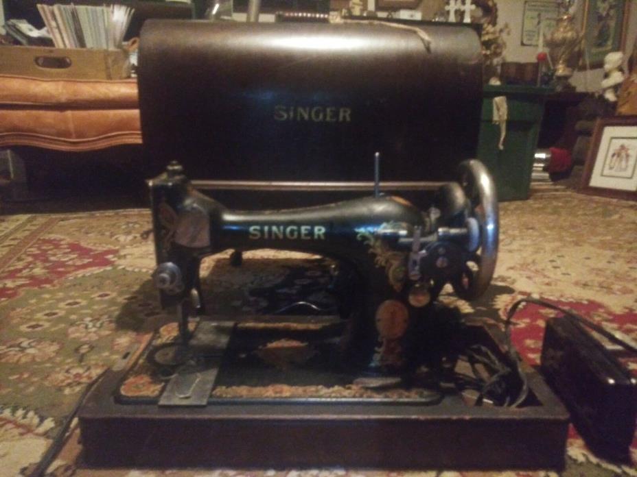 Vintage Singer sewing machine from 1927. Working order. Bentwood case included