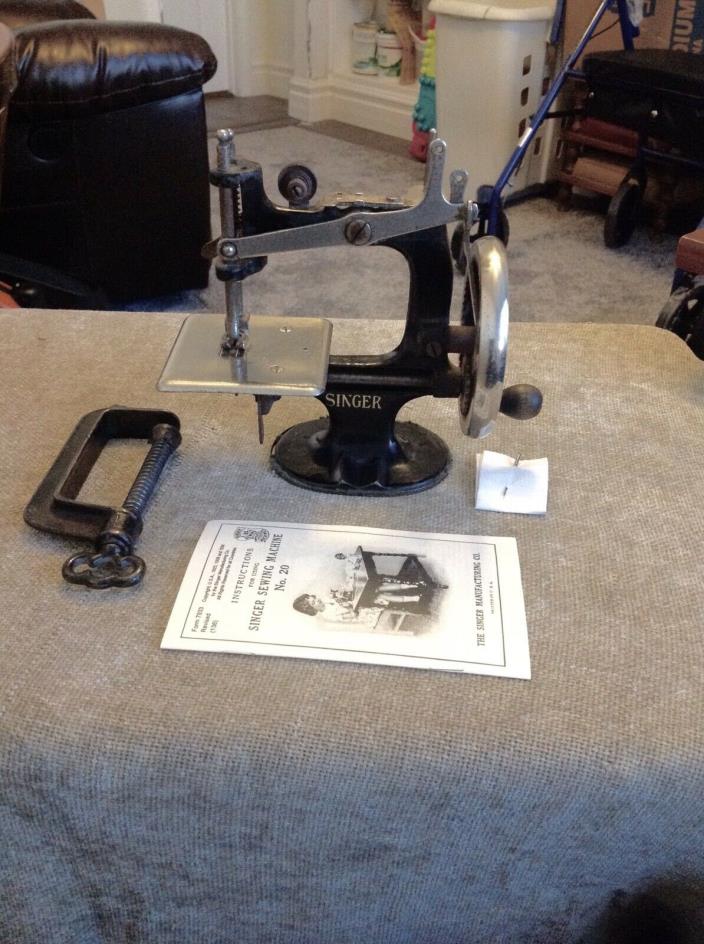 RARE 1922 ANTIQUE VINTAGE SINGER 20 TOY SEWING MACHINE SMALL CHILD MINI GIFT SEE