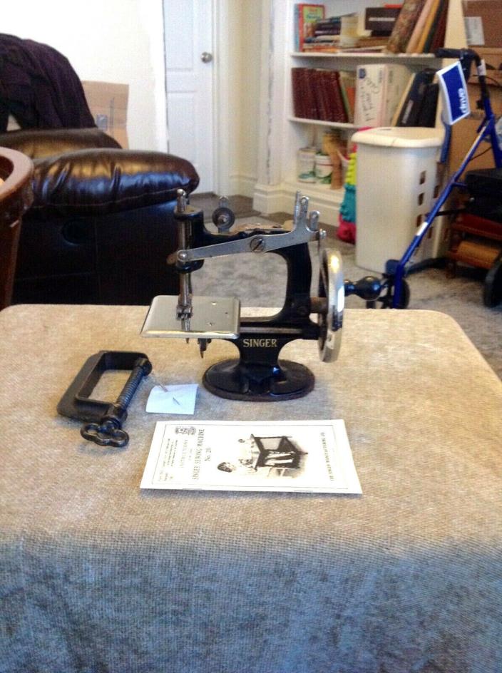 NICE RARE 1922 ANTIQUE VINTAGE SINGER 20 TOY SEWING MACHINE SMALL CHILD MINI SEE
