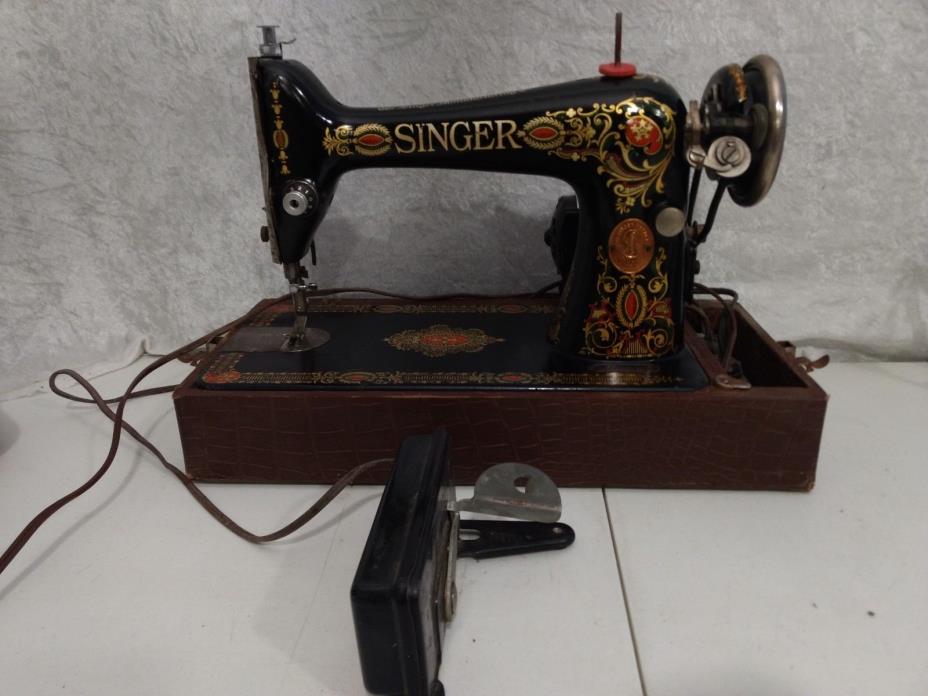 Antique Singer Sewing machine Ornate Scrolling Art Design Working condition,