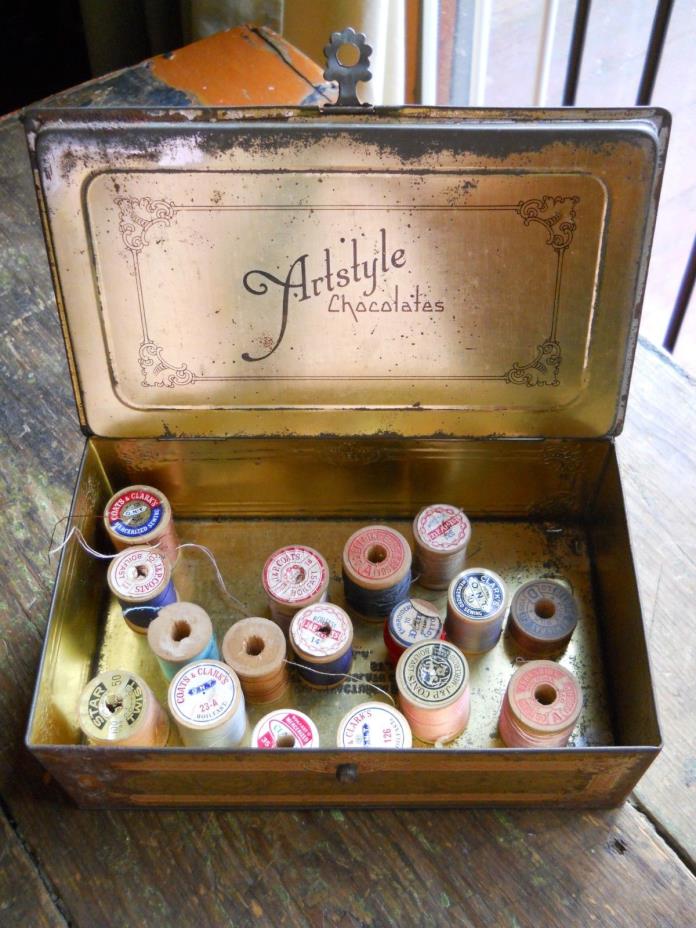 LOT OF ANTIQUE WOODEN ASSORTED SEWING SPOOLS MENDING THREAD IN OLD TIN BOX