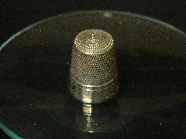 OLD STERLING SILVER THIMBLE SIZE 10 W/ BAND OF PANELS