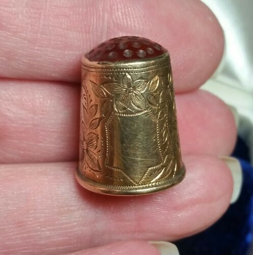 Vintage Swedish Floral Etched 14k Gold Carved Carnelian Sewing Thimble