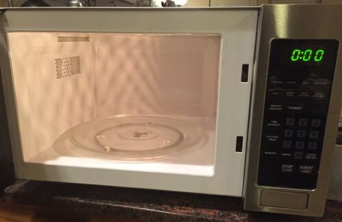 Magic Chef MCM990ST 900 Watts Microwave Oven