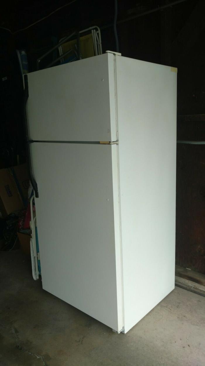 Refrigerator 18cu ft Frigidaire made by Sears, color white, built in ice maker