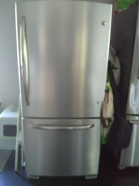 Used GE Series Energy Star 21 cubic foot Bottom Freezer Refrigerator