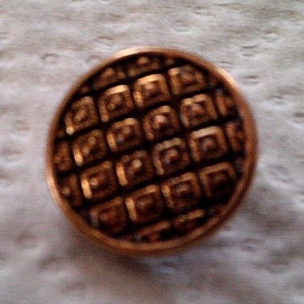 Vintage Women's Geometric gold color metal 5/8 inch unmaked round button