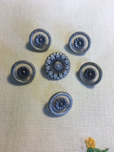 Metal & Plastic  Flower Sewing Crafting Buttons Lot BB-21