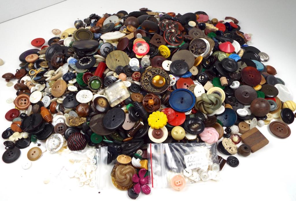 VINTAGE BUTTON COLLECTION Over 10 Lbs Unsearched Sold As Found Estate Lot #159