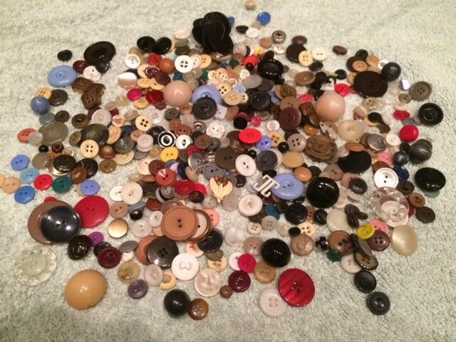500 pcs MIXED LOT Buttons ALL TYPES & SIZES & COLORS OLD Vintage