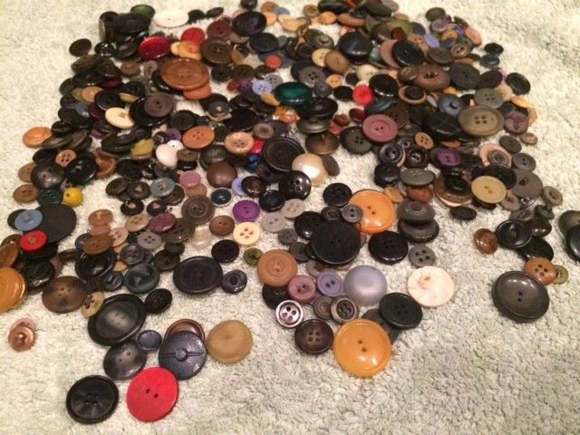 500+ pcs MIXED LOT Buttons ALL TYPES & SIZES & COLORS OLD Vintage