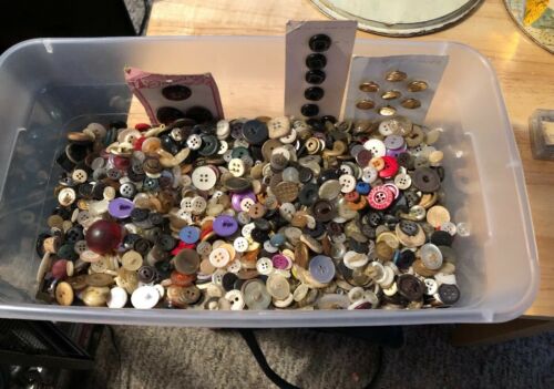 * VINTAGE TO CURRENT 3 POUND LOT OF BUTTONS * SEWING / CRAFTING BUTTONS *
