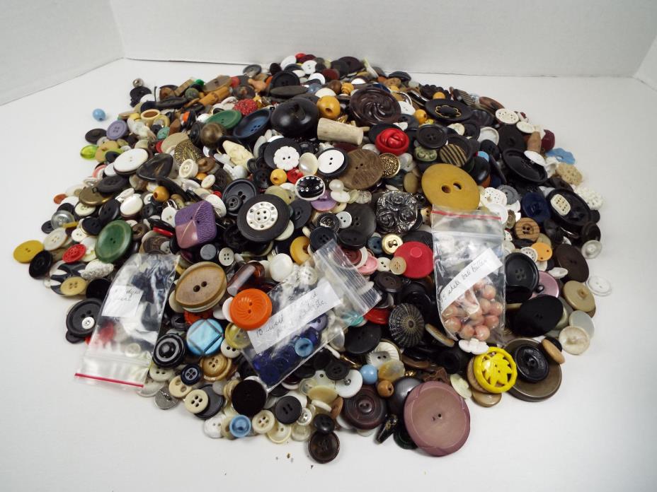 VINTAGE BUTTON COLLECTION Over 10 Lbs Unsearched Sold As Found Estate Lot #156