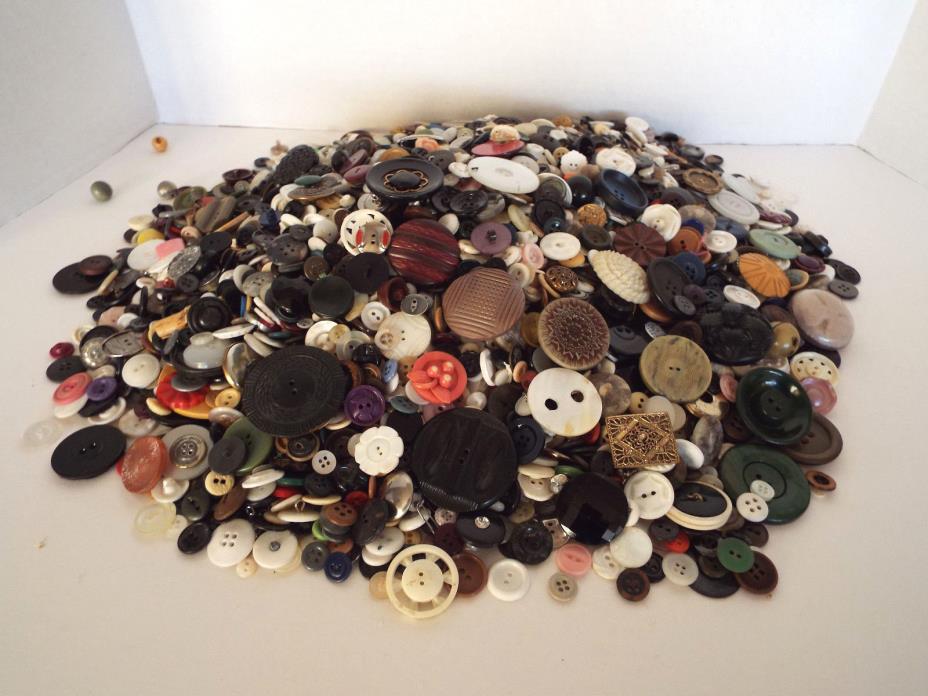 VINTAGE BUTTON COLLECTION Over 10 Lbs Unsearched Sold As Found Estate Lot #155