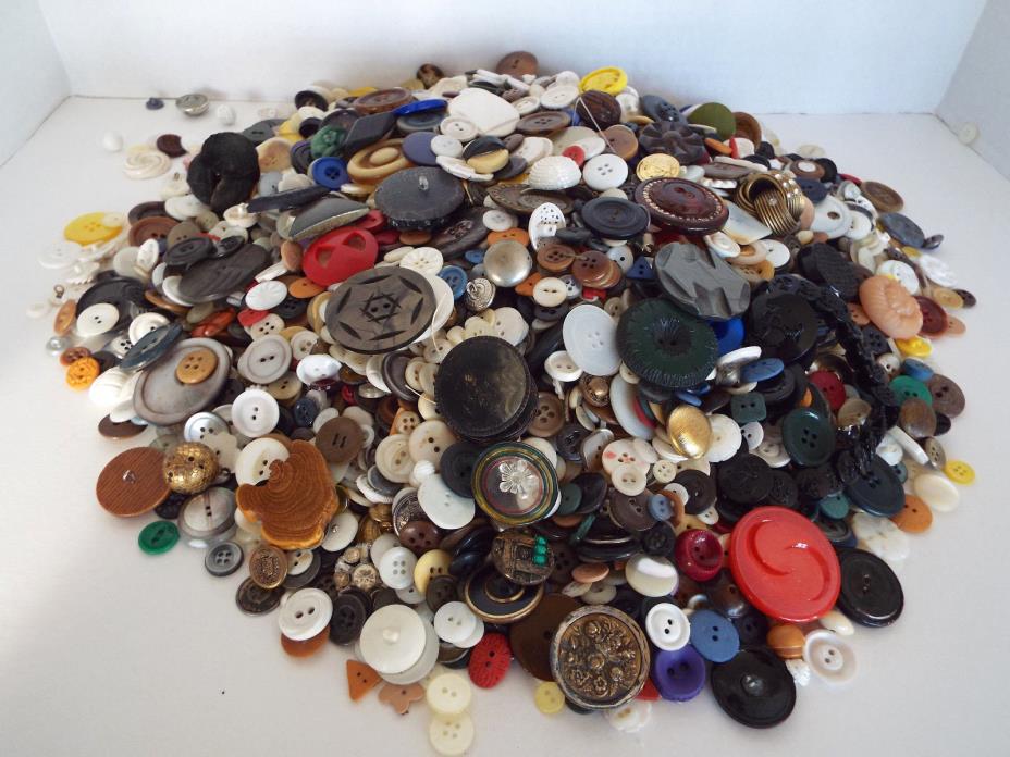 VINTAGE BUTTON COLLECTION Over 10 Lbs Unsearched Sold As Found Estate Lot #154
