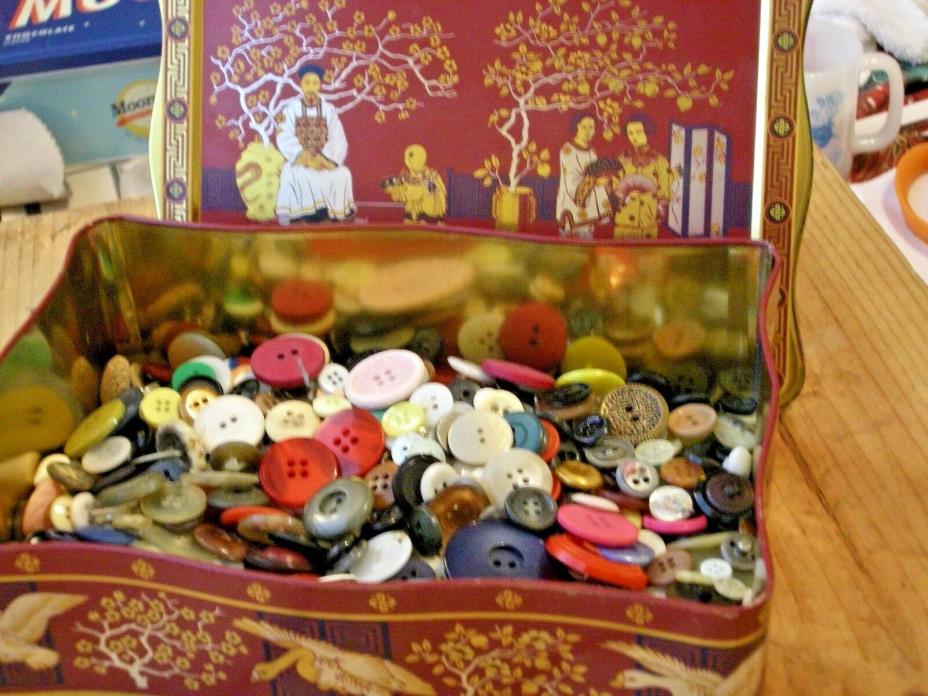 TIN FULL OF BUTTONS OLD VINTAGE LOT OF MIXED NICE CONDITION