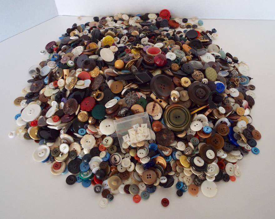 VINTAGE BUTTON COLLECTION Over 10 Lbs Unsearched Sold As Found Estate Lot #150