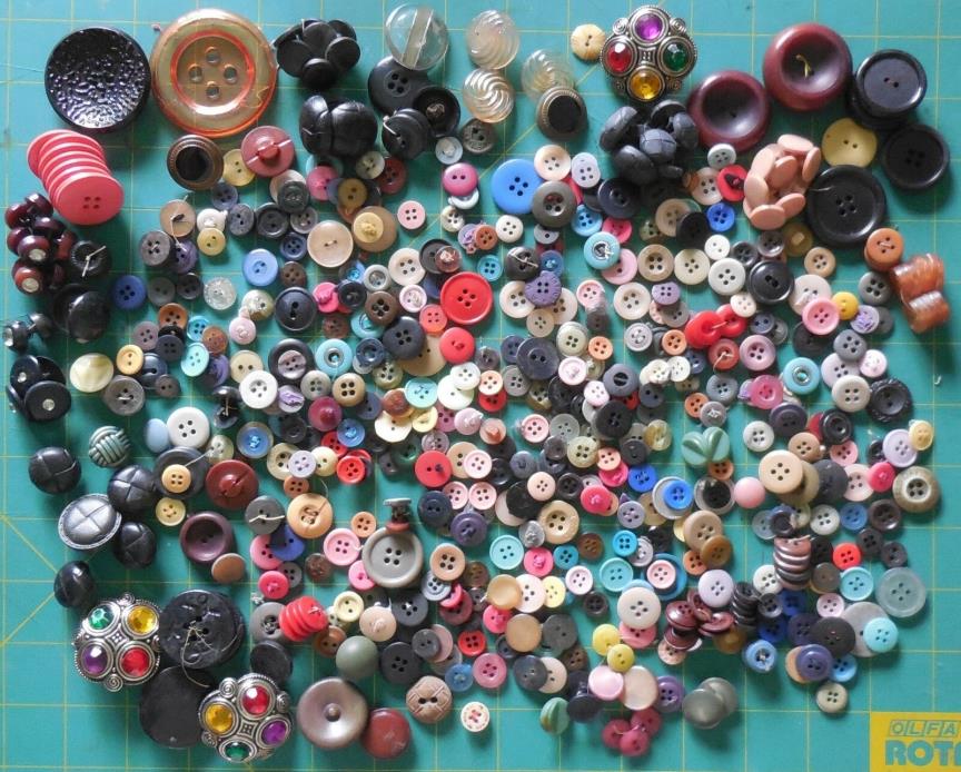 VINTAGE BUTTONS MIXED LOT BAKELITE EARLY PLASTICS 40' to 80's