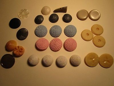 Lot of  28 LARGE Buttons - Biggest ones measure 1-3/4