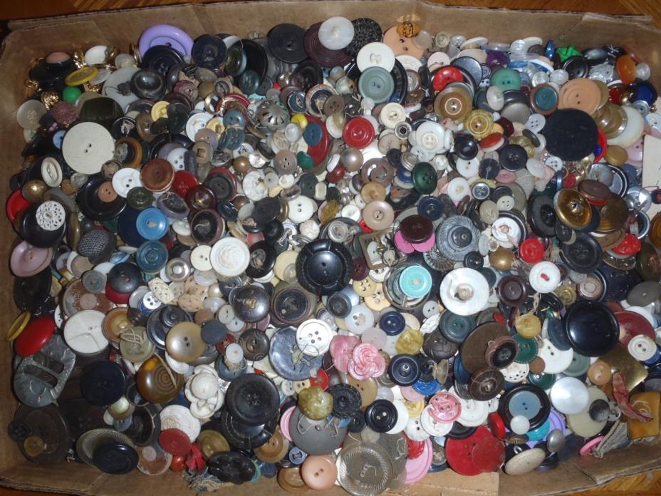 VINTAGE BUTTONS,MOSTLY OLD ONCE 8.6 POUNDS,ESTATE BUTTONS