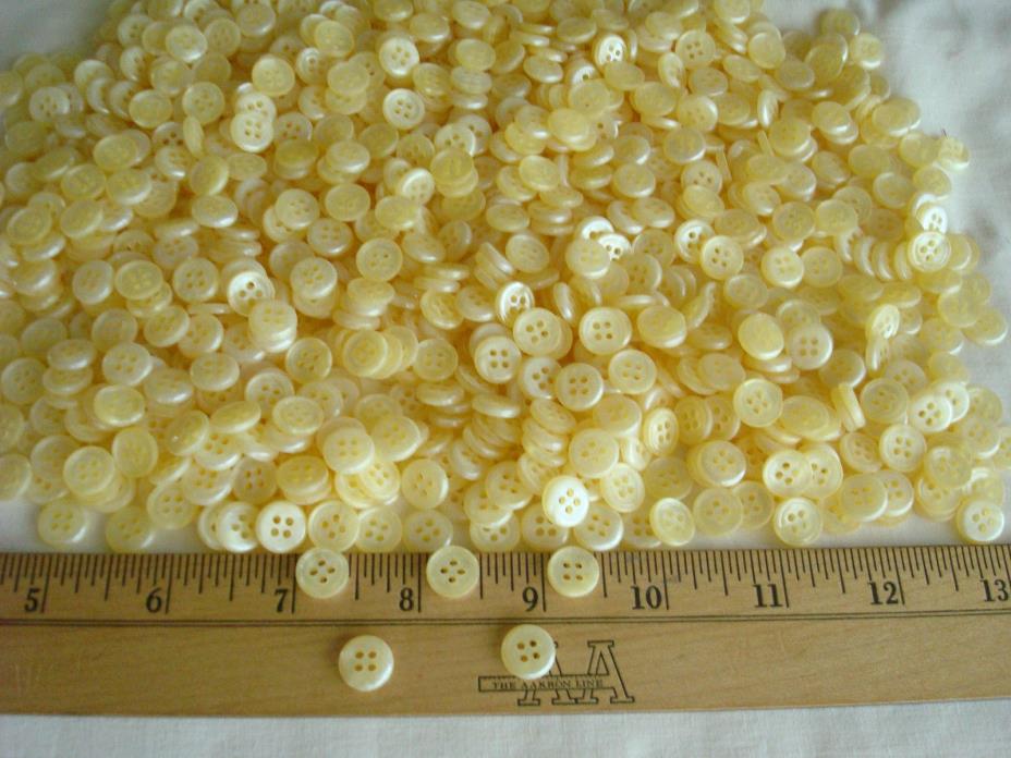 (1000)  BUTTONS~Pale Yellow~7/16