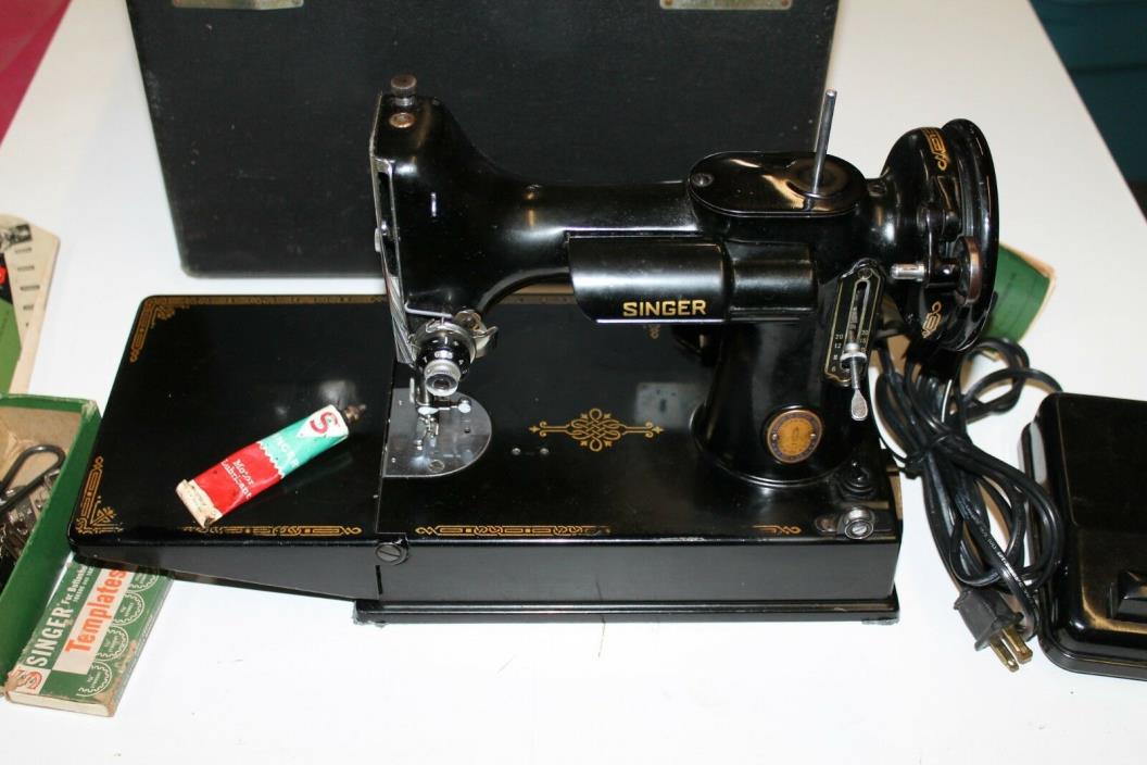 Singer Featherweight Sewing Machine 221-1 w/Case