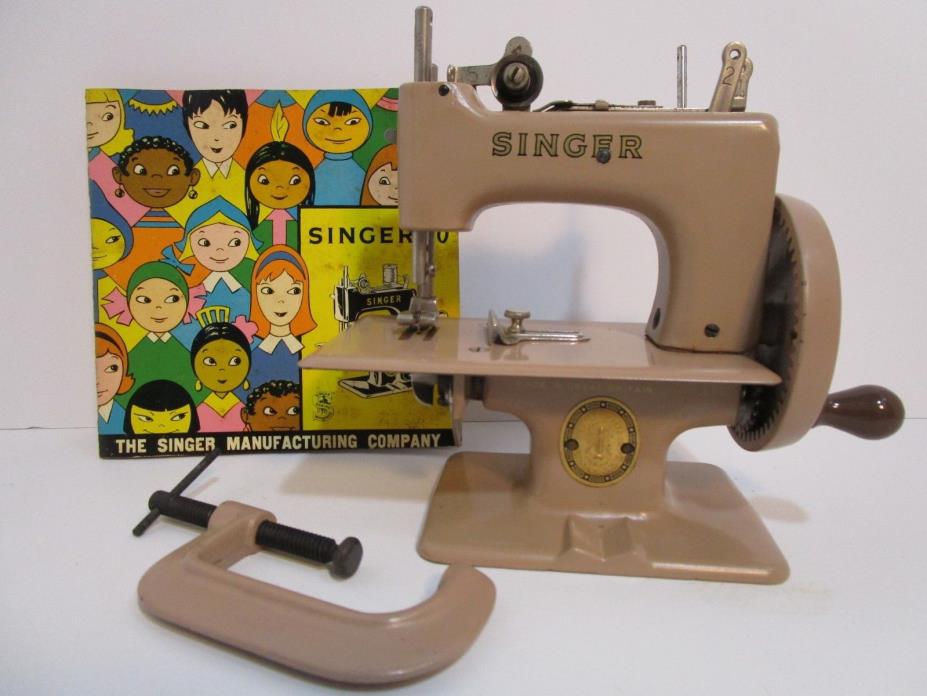 Vintage 1955 Child's Singer Model 20 Sewing Machine Sewhandy - Beige - Nice