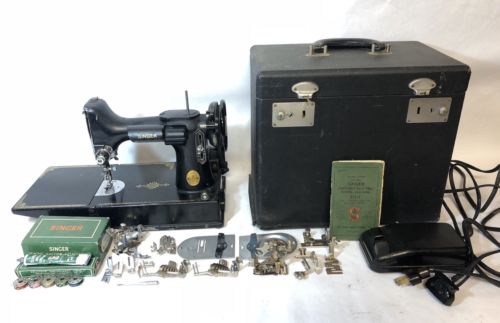 Vintage 1948 Singer Feather Weight Sewing Machine Model 221-1 AH993789