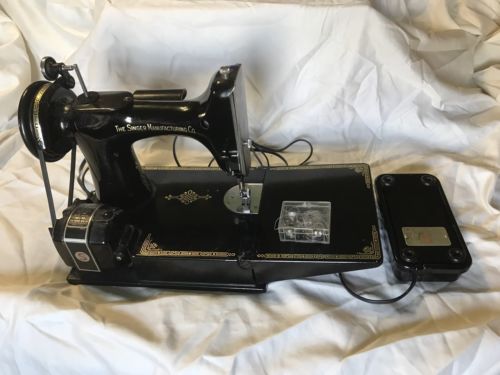 Vintage SINGER Featherweight Sewing Machine with case.