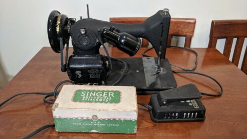 SINGER 128 SEWING MACHINE with Buttonhole Attachment