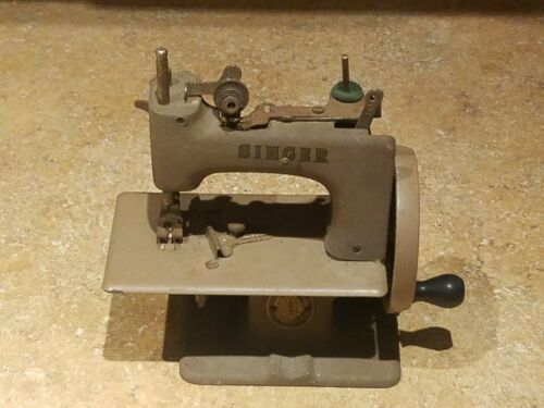 VINTAGE SINGER SEWING MACHINE SEWHANDY Toy CHILD SEE PHOTOS
