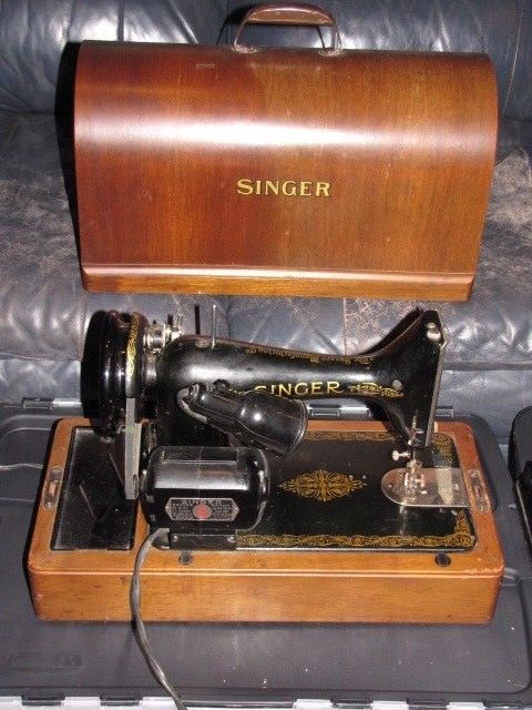 Vintage 1951 Black Singer Electric Sewing Machine with Wood Case