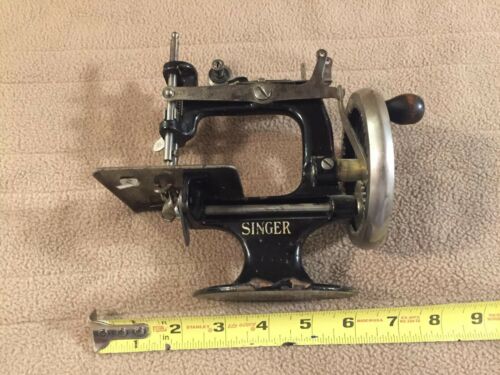 ANTIQUE,VINTAGE  SINGER MODEL  TOY CHILD SMALL SEWING MACHINE.