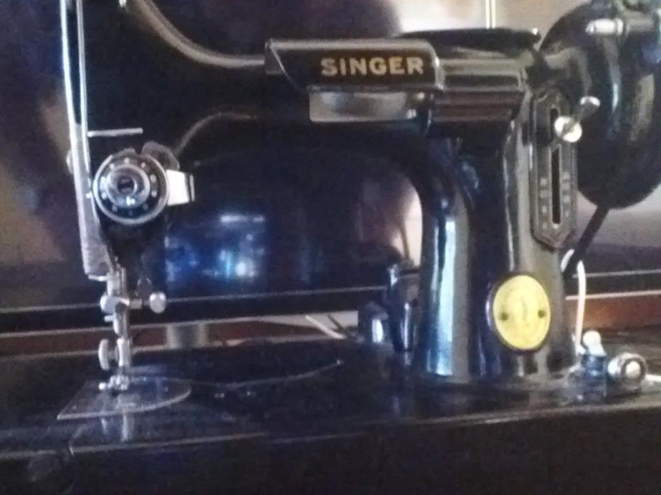 1941 SINGER 221 SCROLL FACE FEATHERWEIGHT SEWING MACHINE A G 858121