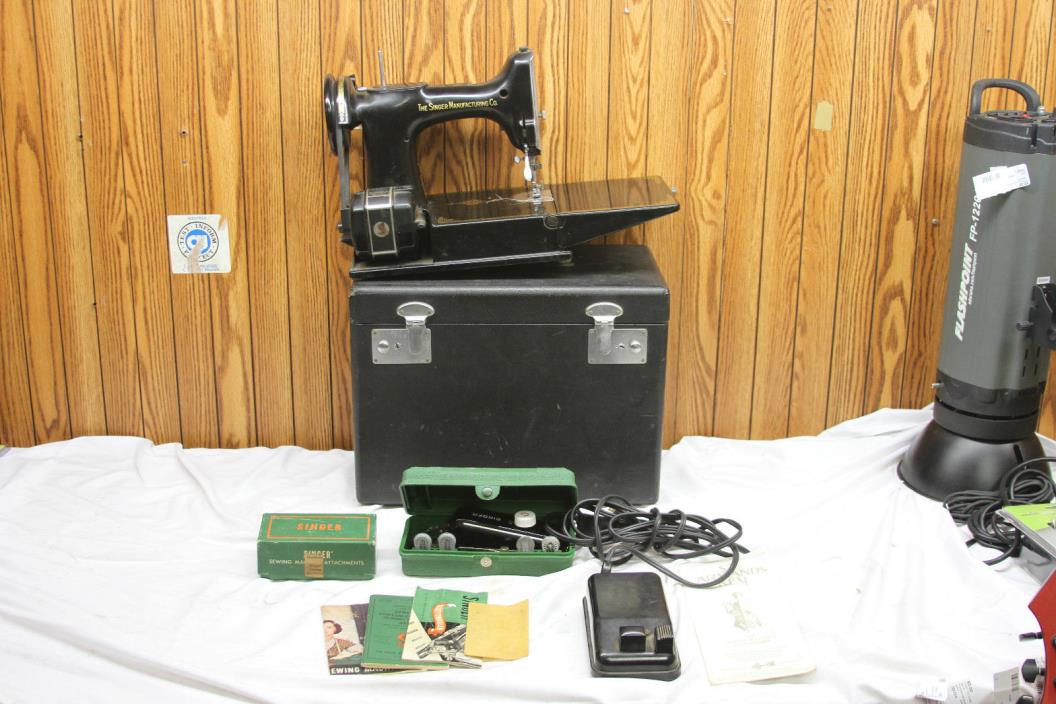 Singer Featherweight 221 Sewing Machine Vintage w/ Case & Accessories - (CR)