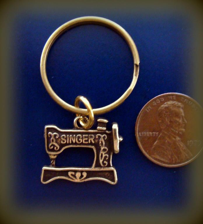 KEYRING - Sewing Machine (Singer) JEWELRY - Retro FEATHERWEIGHT Quilting style