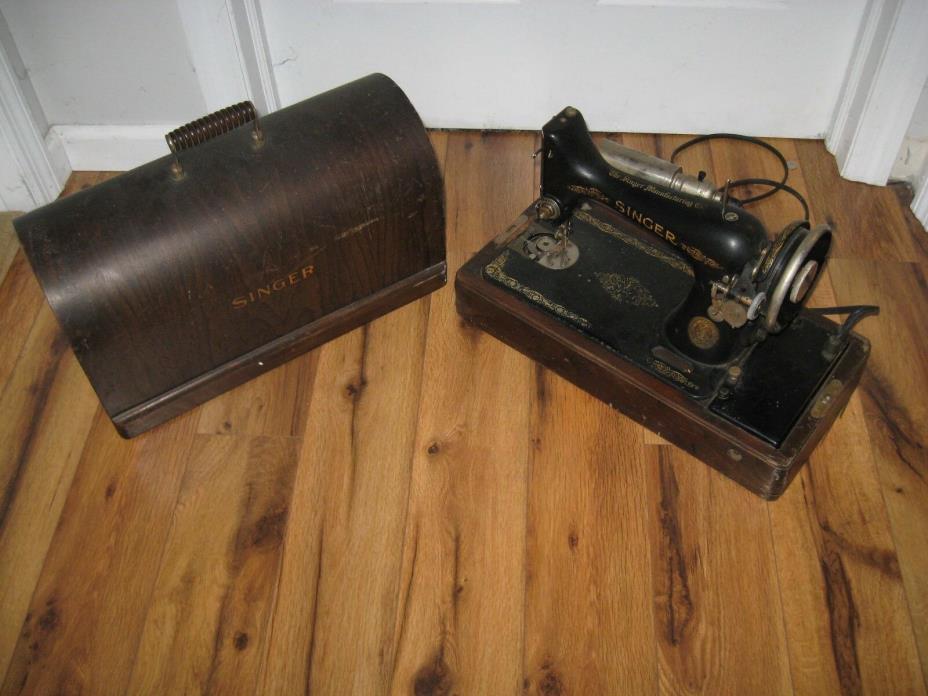 ANTIQUE 1927 SINGER MODEL 99 PORTABLE KNEE LEVER SEWING MACHINE IN CASE AB560997