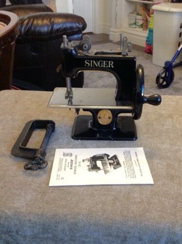 RARE ANTIQUE VINTAGE SINGER 20 SEWHANDY TOY CHILD SMALL SEWING MACHINE 1940-50