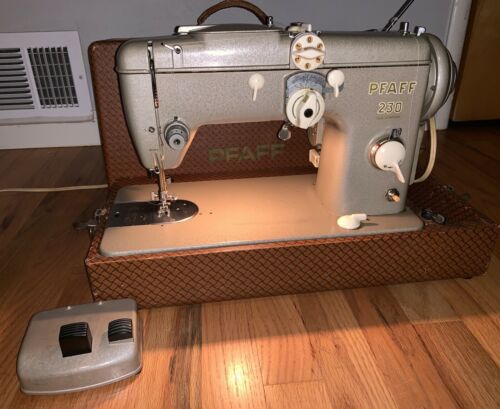 VTG Pfaff Model 230 Industrial HEAVY DUTY Sewing Machine With Pedal & Case