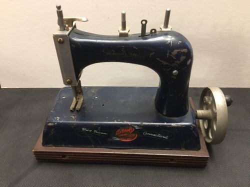 VINTAGE ART CRAFT 'JUNIOR MISS' CHILDS SEWING MACHINE METAL TOY