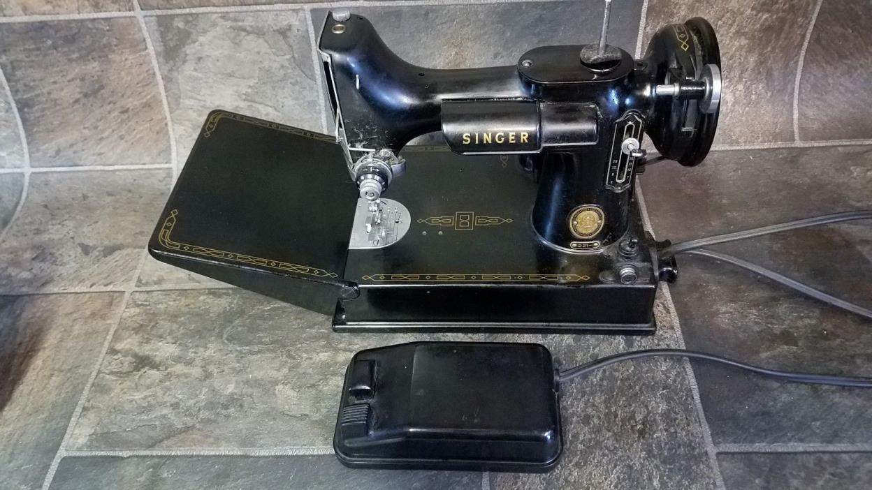 Beautiful Vintage Singer Featherweight Sewing Machine with Case & Accessories